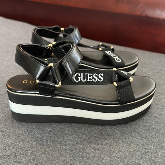 GUESS Women’s Avon Platform Strap-on Wedge Sandals. Black/White. Size 6. - Picture 5 of 8
